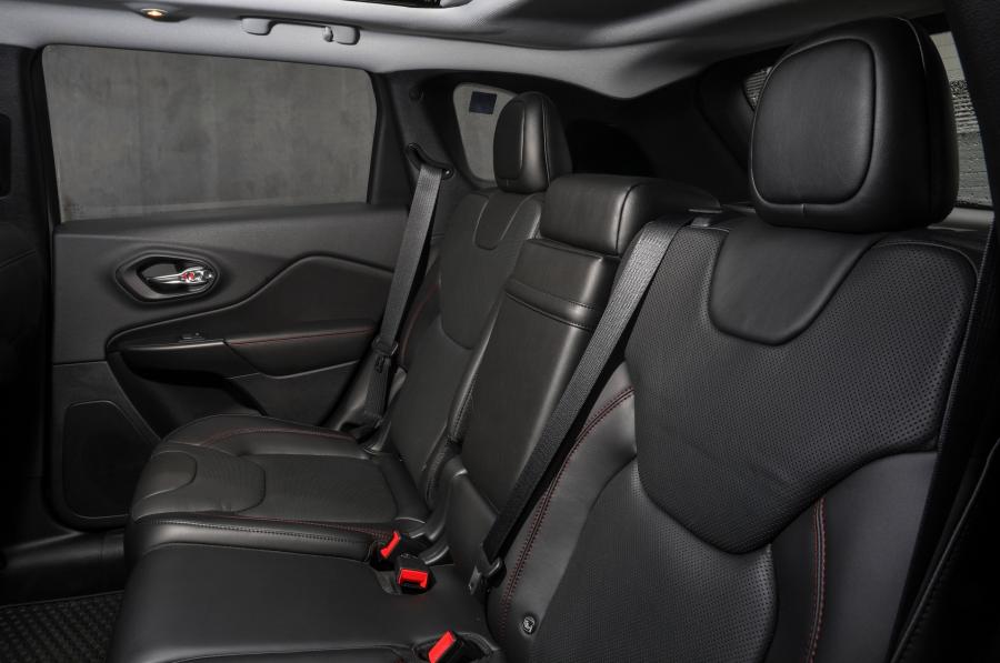 Интерьер Jeep Cherokee Trailhawk (KL) 2018 года  (AU) (фото 32 из 42)
